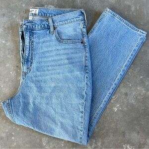 Abercrombie Curve Love Ultra High Rise Mom Jeans In Light Wash - Size 33 Long